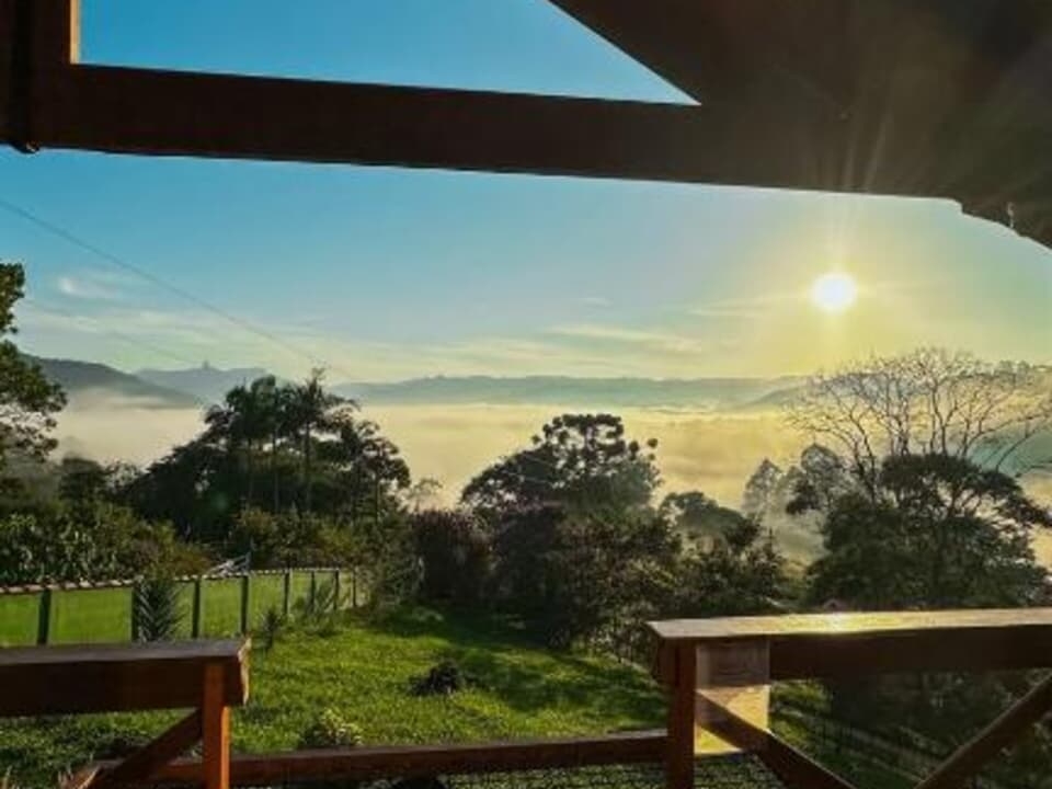 Chalet Araucária con bañera de hidromasaje, chimenea interior, aire acondicionado, Wi-Fi y TV. — foto 4