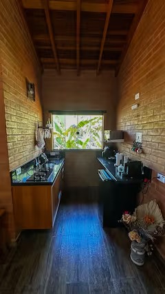 Chalé Som das Águas com Banheira de hidromassagem, Lareira interna, Ar-condicionado, Wi-Fi e TV — foto 8