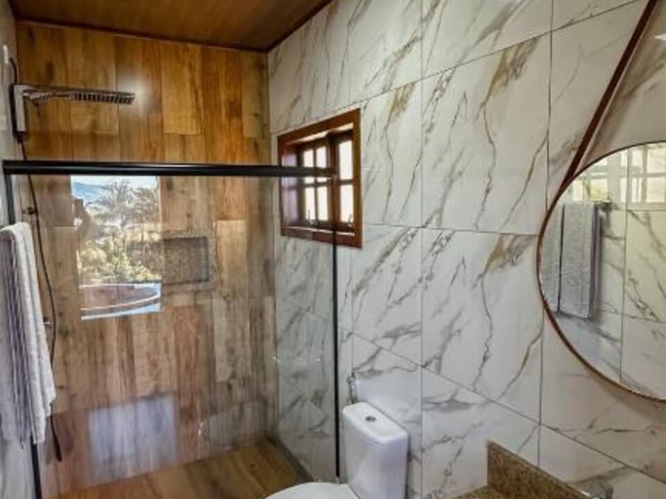Chalet Araucária con bañera de hidromasaje, chimenea interior, aire acondicionado, Wi-Fi y TV. — foto 14